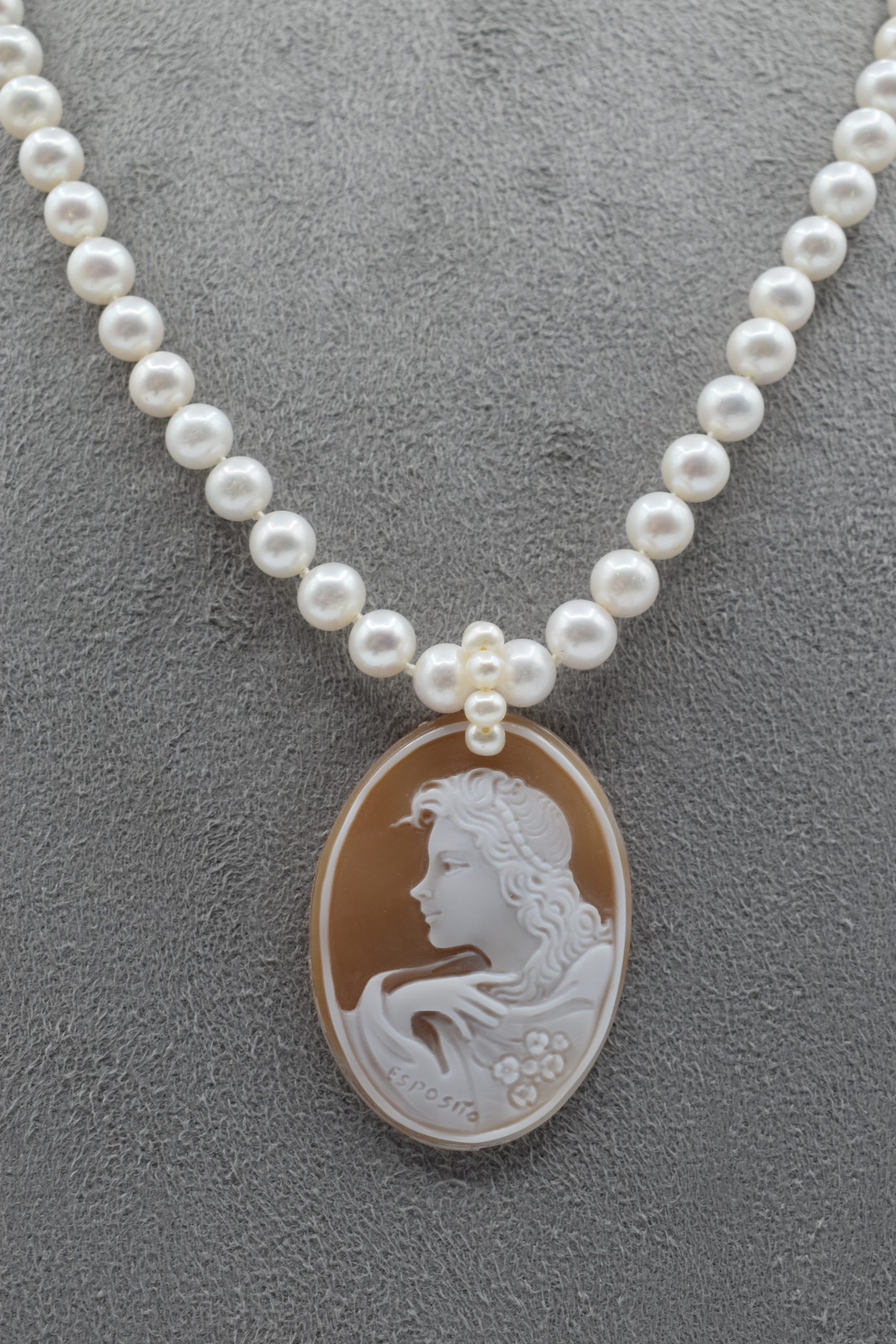 Splendida collana di perle con cammeo, un gioiello di lusso perfetto per un'occasione speciale. (Vista 2)