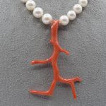 Splendida collana con perle e corallo vero, un gioiello made in italy di Patricia Oro Creations, perfetto per un'idea regalo preziosa. (Vista 2)
