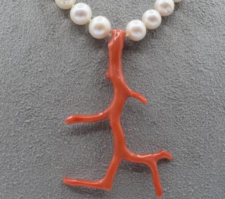 Splendida collana con perle e corallo vero, un gioiello made in italy di Patricia Oro Creations, perfetto per un'idea regalo preziosa. (Vista 2)