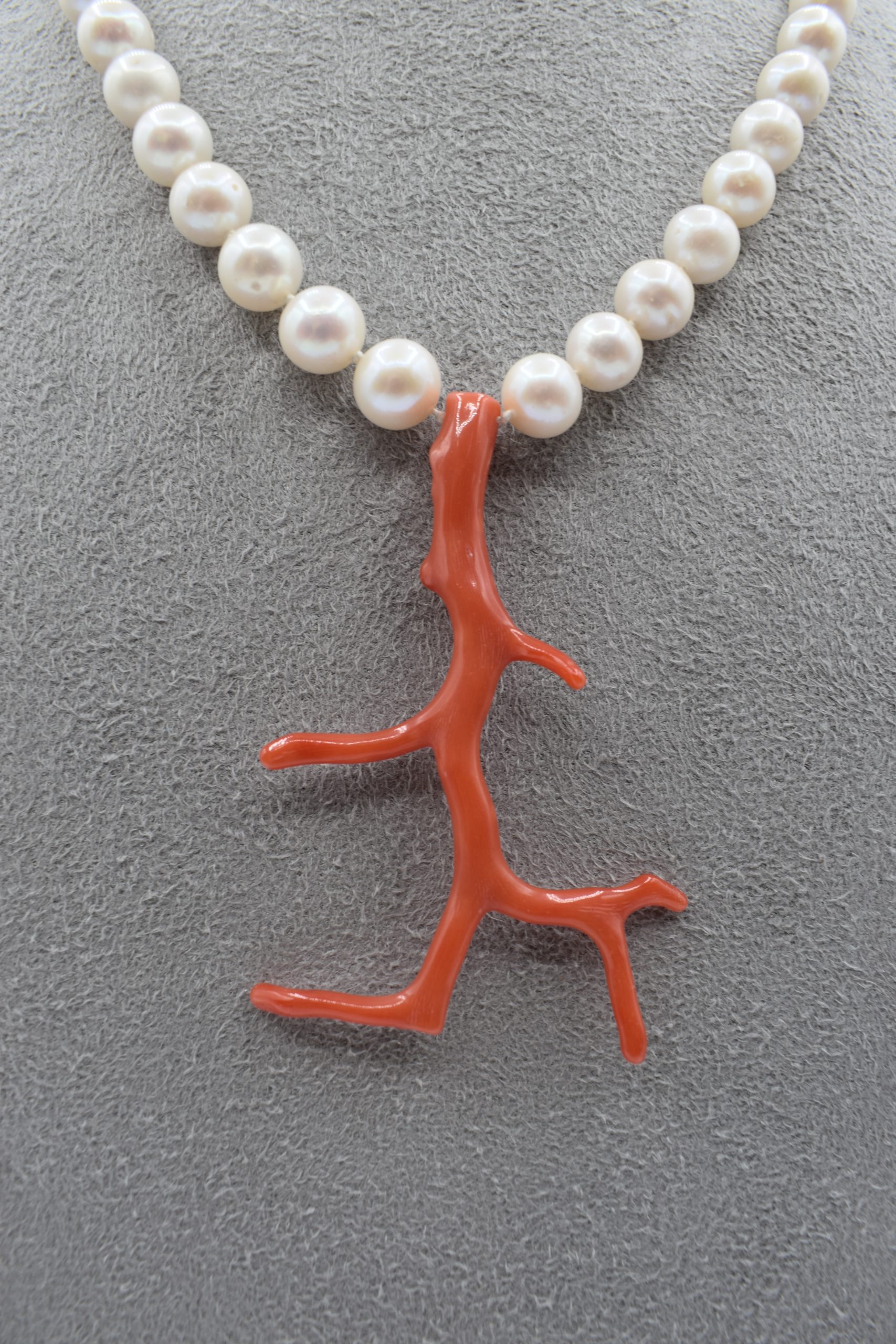 Collana Perle Fresh Water e Corallo Sciacca Patricia Oro Splendida collana con perle e corallo vero, un gioiello made in italy di Patricia Oro Creations, perfetto per un'idea regalo preziosa. (Vista 2)