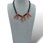 Splendida collana con rami di corallo e onice, un capolavoro di gioielli made in italy, perfetto per un'occasione speciale.