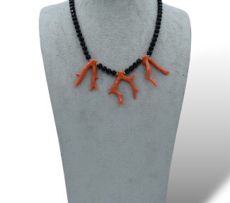 Splendida collana con rami di corallo e onice, un capolavoro di gioielli made in italy, perfetto per un'occasione speciale.