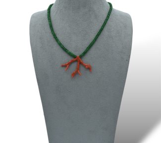 Splendida collana con ramo di corallo Sciacca e agata verde, un gioiello made in italy di Patricia Oro Creations, perfetto per un'idea regalo preziosa.