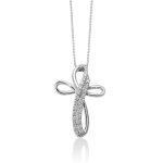 La Croce Miluna con diamanti in oro 18K: un gioiello di lusso che incarna l'eleganza eterna. Scopri la brillantezza dei diamanti preziosi, un'idea regalo perfetta per celebrare momenti speciali.