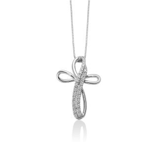 La Croce Miluna con diamanti in oro 18K: un gioiello di lusso che incarna l'eleganza eterna. Scopri la brillantezza dei diamanti preziosi, un'idea regalo perfetta per celebrare momenti speciali.