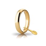 Fede Comoda UnoAerre 4mm: un gioiello made in Italy che incarna l'eleganza e l'amore eterno, perfetto per celebrare un'unione speciale.