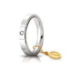 La Fede UnoAerre Cerchi di Luce in oro bianco con diamanti, un gioiello di alta manifattura per celebrare l'amore. Scopri i nostri gioielli diamanti.