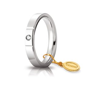 La Fede UnoAerre Cerchi di Luce in oro bianco con diamanti, un gioiello di alta manifattura per celebrare l'amore. Scopri i nostri gioielli diamanti.