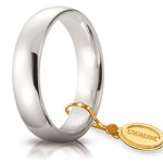 Scopri la fede UnoAerre Comoda da 5 mm in oro bianco, un gioiello di lusso perfetto per celebrare un momento speciale.