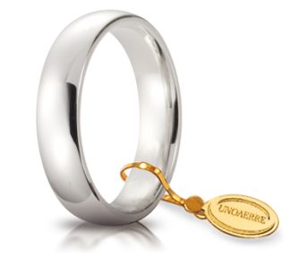 Scopri la fede UnoAerre Comoda da 5 mm in oro bianco, un gioiello di lusso perfetto per celebrare un momento speciale.