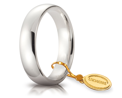 Scopri la fede UnoAerre Comoda da 5 mm in oro bianco, un gioiello di lusso perfetto per celebrare un momento speciale.