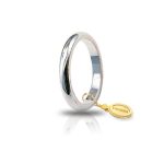 Scopri la Fede UnoAerre Francesina in oro bianco da 4 grammi, un gioiello di lusso perfetto per celebrare un momento speciale.