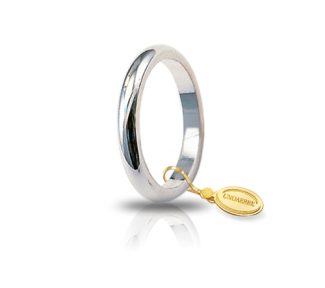 Scopri la Fede UnoAerre Francesina in oro bianco da 4 grammi, un gioiello di lusso perfetto per celebrare un momento speciale.