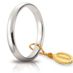 Scopri la fede UnoAerre Comoda in Oro Bianco da 3mm, un gioiello di lusso perfetto per celebrare l'amore eterno. Un'idea regalo preziosa.