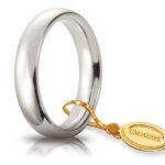 Scopri la Fede UnoAerre Comoda in Oro Bianco da 4mm, un gioiello di lusso che incarna eleganza e tradizione.