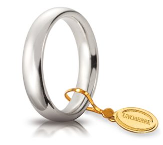 Scopri la Fede UnoAerre Comoda in Oro Bianco da 4mm, un gioiello di lusso che incarna eleganza e tradizione.