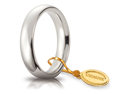 Scopri la Fede UnoAerre Comoda in Oro Bianco da 4mm, un gioiello di lusso che incarna eleganza e tradizione.