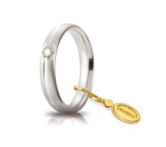 Fede UnoAerre Comoda in oro bianco con diamante: un gioiello di lusso per celebrare l'amore. Scopri la raffinatezza dei gioielli diamanti.