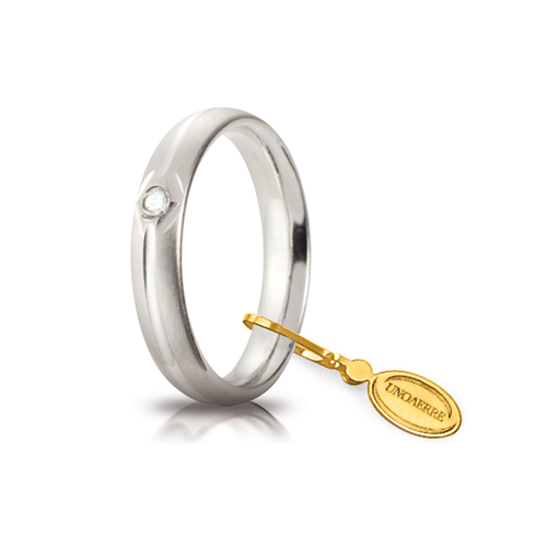 Fede UnoAerre Comoda 4mm in Oro Bianco con Diamante | Gioielleria Patricia Oro Fede UnoAerre Comoda in oro bianco con diamante: un gioiello di lusso per celebrare l'amore. Scopri la raffinatezza dei gioielli diamanti.