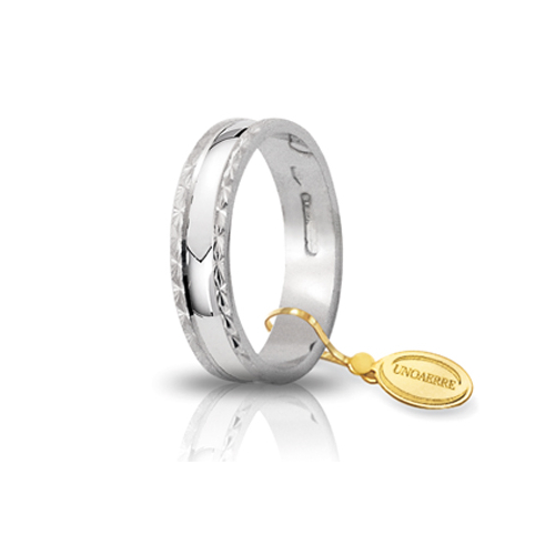 La Fedina UnoAerre Anemone in oro 18 carati è un gioiello di lusso che incarna l'eleganza scintillante, perfetto per un'idea regalo preziosa.