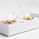 Fedina UnoAerre Camelia Oro 750: un gioiello di lusso che simboleggia l'amore eterno. (Vista 2)