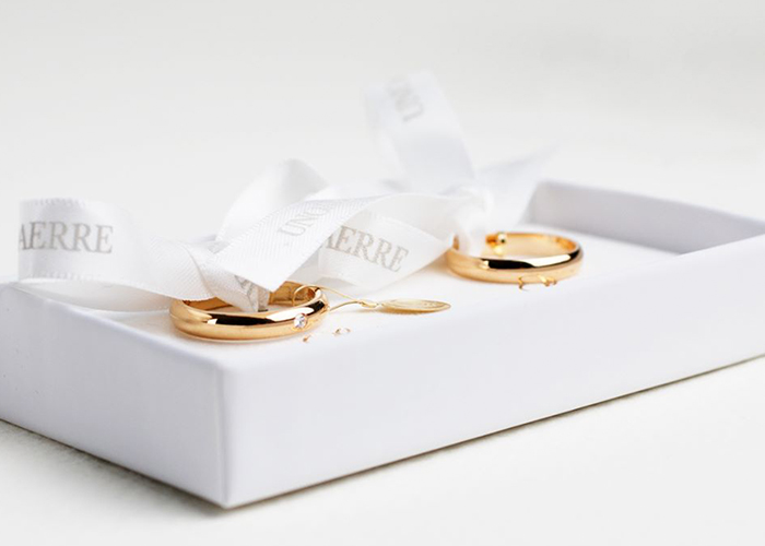 Fedina UnoAerre Camelia Oro 750: un gioiello di lusso che simboleggia l'amore eterno. (Vista 2)