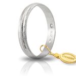 Fedina UnoAerre Camelia Oro 750: un gioiello di lusso che simboleggia l'amore eterno.