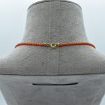 Girocollo in Corallo Sciacca da uomo, un gioiello made in italy di Patricia Oro Creations, perfetto per un regalo prezioso. (Vista 3)