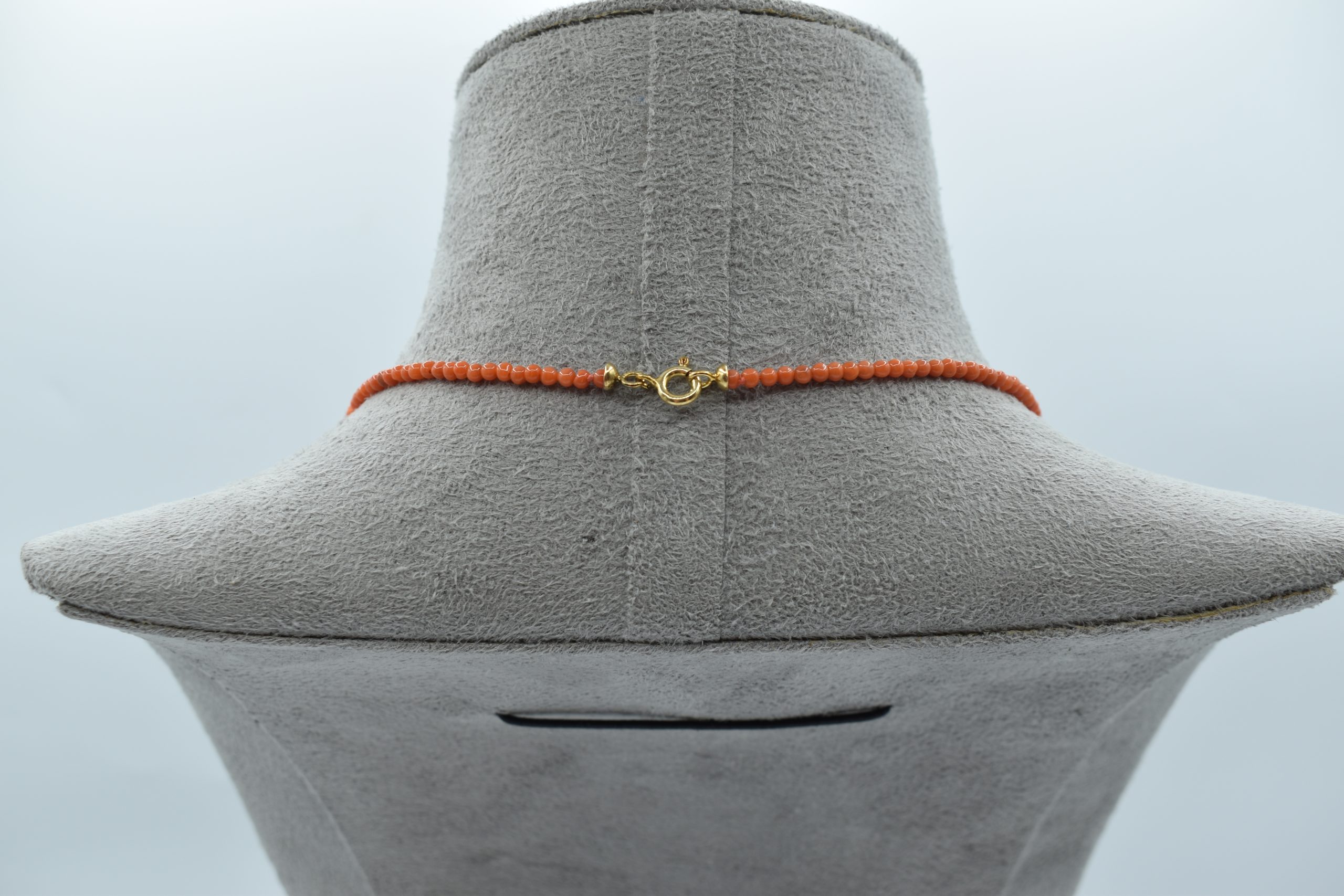 Girocollo in Corallo Sciacca da uomo, un gioiello made in italy di Patricia Oro Creations, perfetto per un regalo prezioso. (Vista 3)
