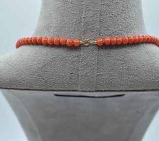 Splendido girocollo sferico in Corallo Sciacca di Patricia Oro Creations, un gioiello made in italy di alta gioielleria. (Vista 2)