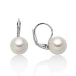 Scopri gli Orecchini Miluna con Perle in Oro 18k, un gioiello di lusso che incarna eleganza e raffinatezza. Perfetti per un'idea regalo preziosa.