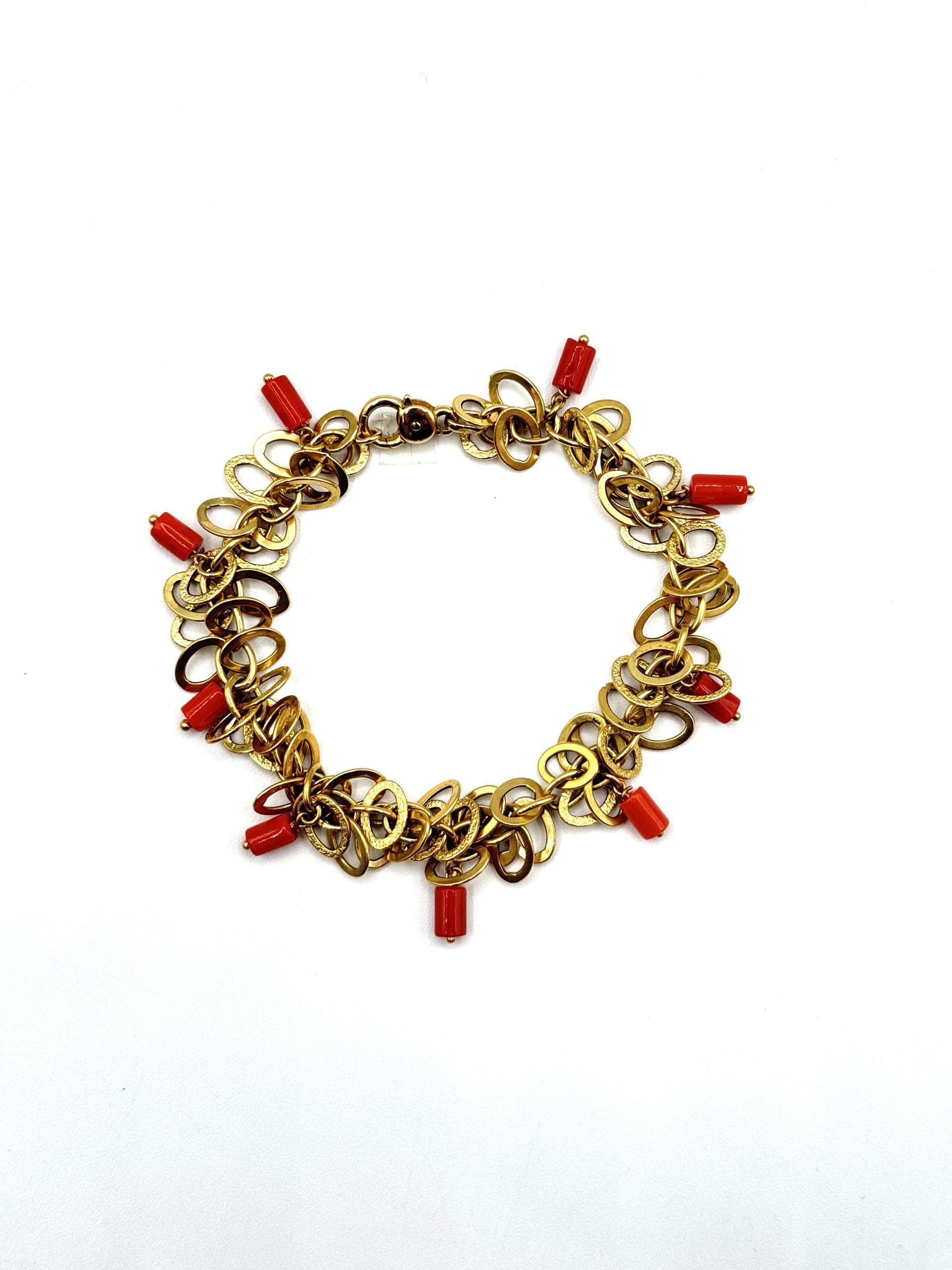 Bracciale in Corallo Sciacca con catena in oro e chiusura in oro 750: un gioiello di lusso per un'eleganza senza tempo.