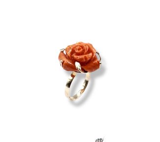 Anello con rosa in Corallo Sciacca di Patricia Oro Creations: un gioiello made in italy di alta gioielleria, perfetto come idea regalo preziosa.