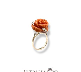 Anello con rosa in Corallo Sciacca, gioielli made in italy di Patricia Oro Creations: un capolavoro di alta gioielleria.