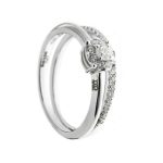 Splendido anello Davite & Delucchi in oro bianco impreziosito da diamanti scintillanti. Un gioiello di alta manifattura, perfetto per chi cerca l'eleganza senza tempo. Scopri la nostra selezione di gioielli diamanti. (Vista 2)