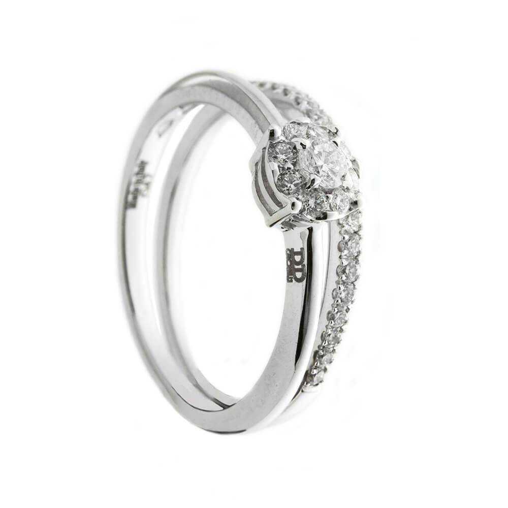 Splendido anello Davite & Delucchi in oro bianco impreziosito da diamanti scintillanti. Un gioiello di alta manifattura, perfetto per chi cerca l'eleganza senza tempo. Scopri la nostra selezione di gioielli diamanti. (Vista 2)