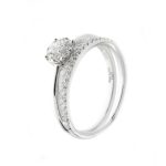 Splendido anello Davite & Delucchi in oro bianco impreziosito da diamanti scintillanti. Un gioiello di alta manifattura, perfetto per chi cerca l'eleganza senza tempo. Scopri la nostra selezione di gioielli diamanti.