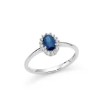 L'Anello Miluna con Zaffiro Blu e Diamanti, un gioiello di lusso che incarna l'eleganza. Scopri la bellezza dei gioielli diamanti.