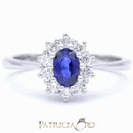 Splendido anello in oro Davite & Delucchi con zaffiri e diamanti, un gioiello di lusso perfetto per un'occasione speciale.