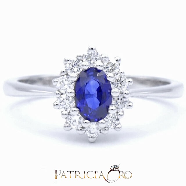 Splendido anello in oro Davite & Delucchi con zaffiri e diamanti, un gioiello di lusso perfetto per un'occasione speciale.