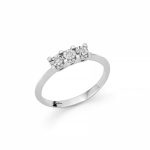 L'Anello Trilogy Miluna, un capolavoro di alta gioielleria con diamanti preziosi, incarna l'eleganza senza tempo in oro bianco.