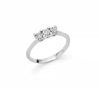 L'Anello Trilogy Miluna, un capolavoro di alta gioielleria con diamanti preziosi, incarna l'eleganza senza tempo in oro bianco.