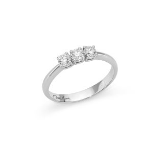 L'Anello Trilogy Miluna Gioielli con diamanti preziosi è un'esplosione di luce e raffinatezza, perfetto per celebrare momenti speciali.