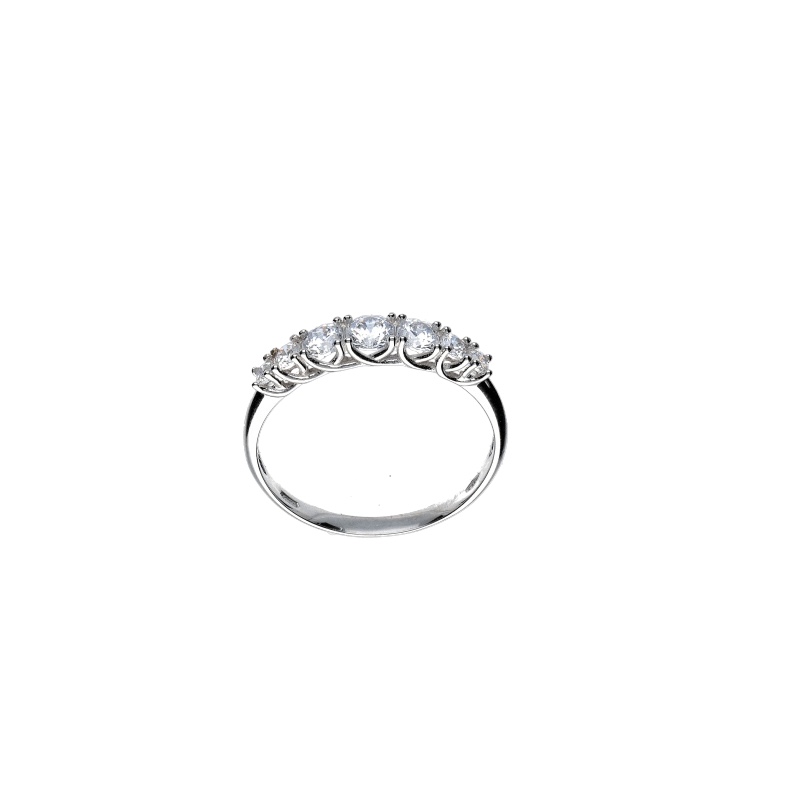 Anello veretta in oro bianco, un gioiello di lusso perfetto per celebrare un momento speciale. Un'elegante creazione di alta gioielleria.