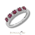 Splendido anello veretta Davite&Delucchi con rubino e diamanti, un gioiello di lusso perfetto per un'idea regalo preziosa.