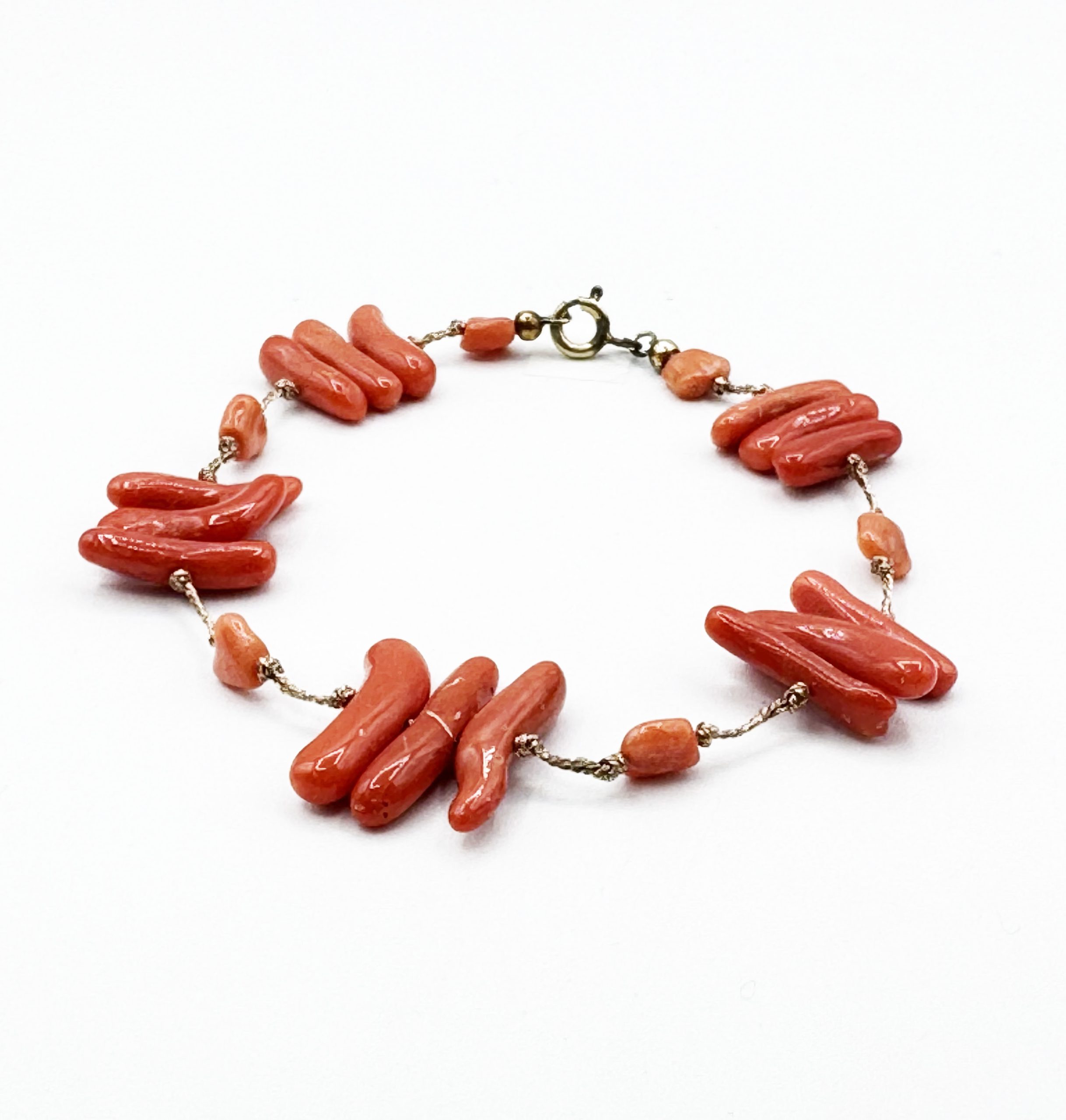 Bracciale con Corallo Sciacca in Oro 750 Bracciale con Corallo Sciacca in oro 750, dettaglio delle cannette di corallo rosso mediterraneo