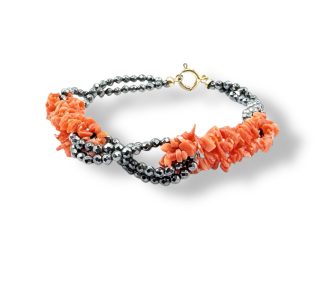 Splendido bracciale Corallo Sciacca e Ematite Naturale, un gioiello made in italy di Patricia Oro Creations, perfetto per un'idea regalo preziosa.