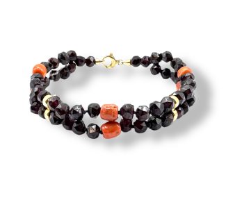Splendido bracciale in Corallo Sciacca e Granato, un gioiello made in italy di Patricia Oro Creations, perfetto per un'idea regalo preziosa.