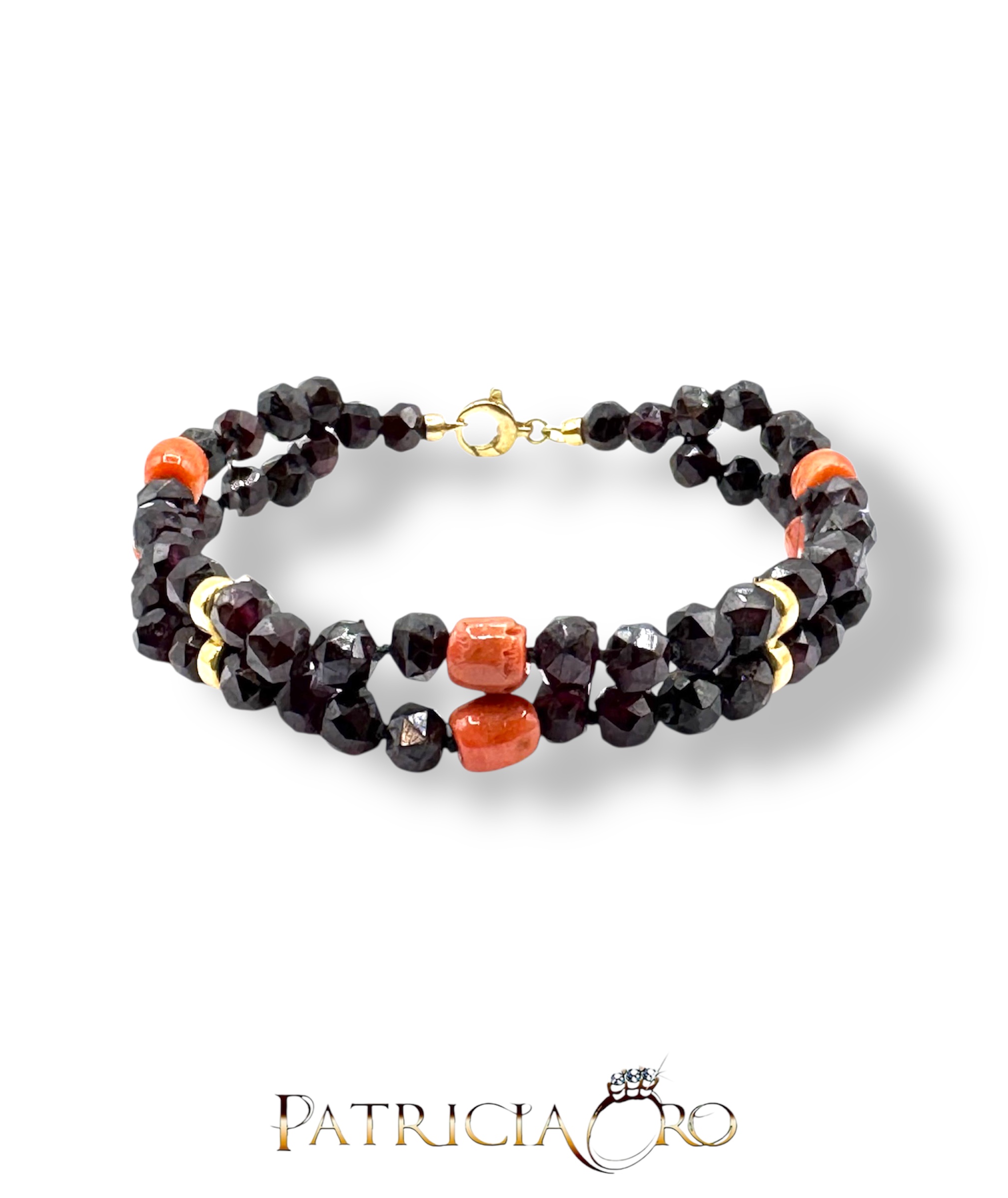 Splendido bracciale in Corallo Sciacca e Granato, un gioiello made in italy di Patricia Oro Creations, perfetto per un'idea regalo preziosa.