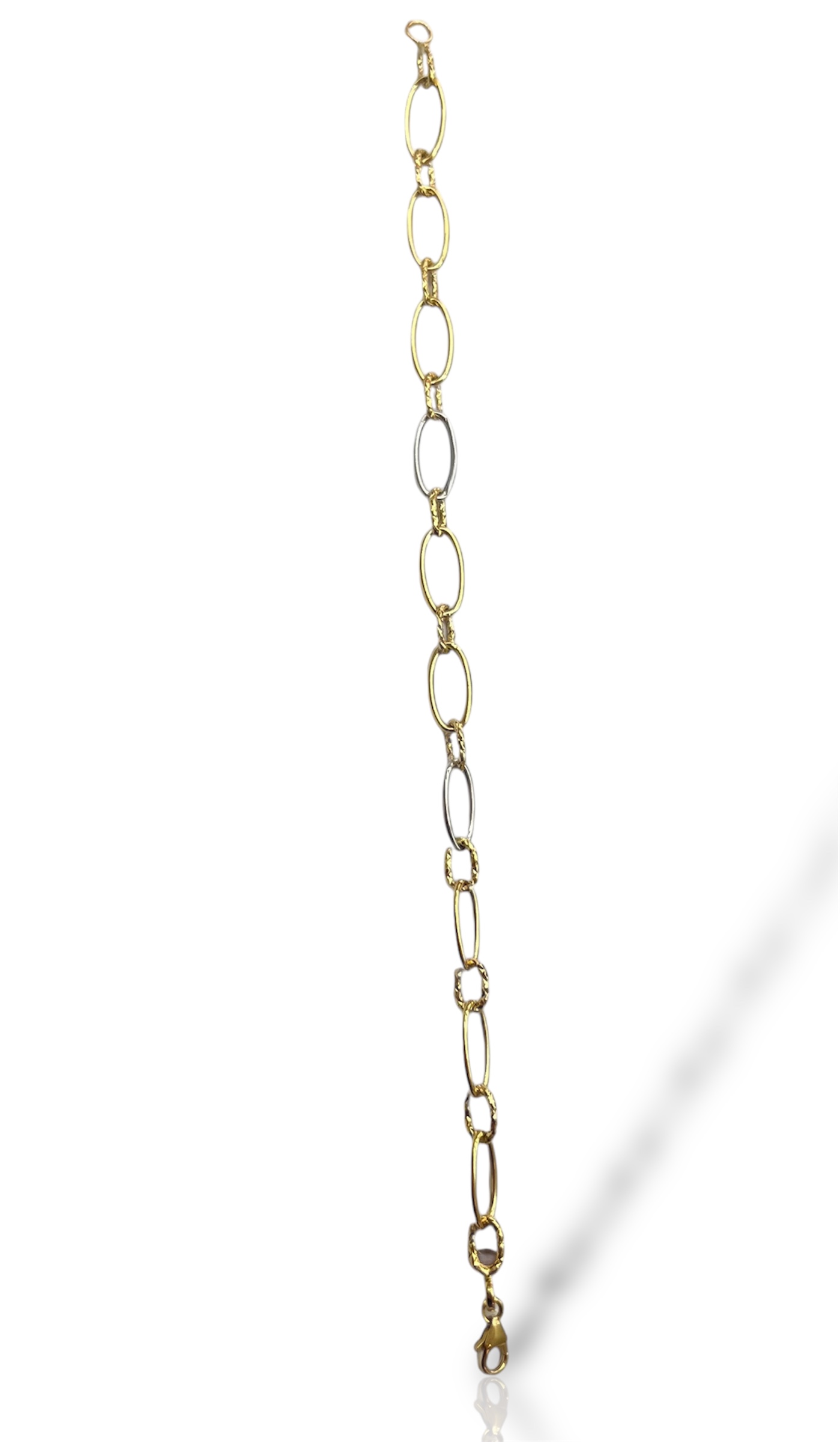Bracciale in oro 750, un gioiello di lusso perfetto per un'occasione speciale.